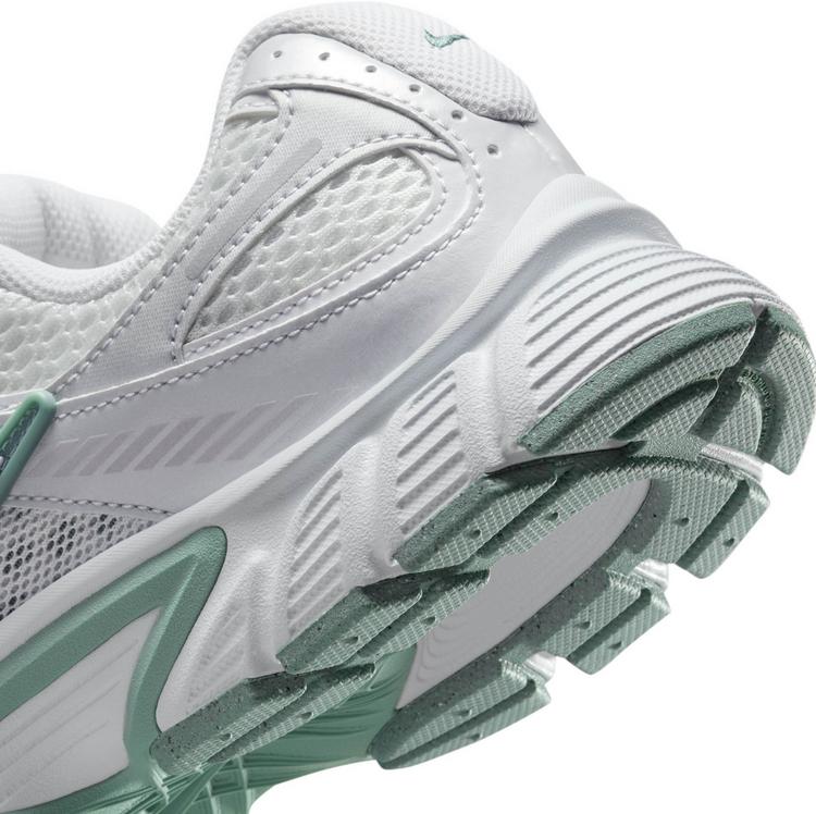 Nike Nike V5 RNR Sneaker Damen - summit white-white-vast grey-cannon - 5 | SportScheck