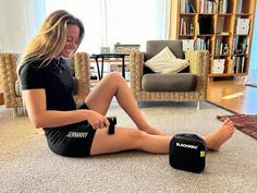 Rückansicht von BLACKROLL Fascia Gun Fitnessgerät black