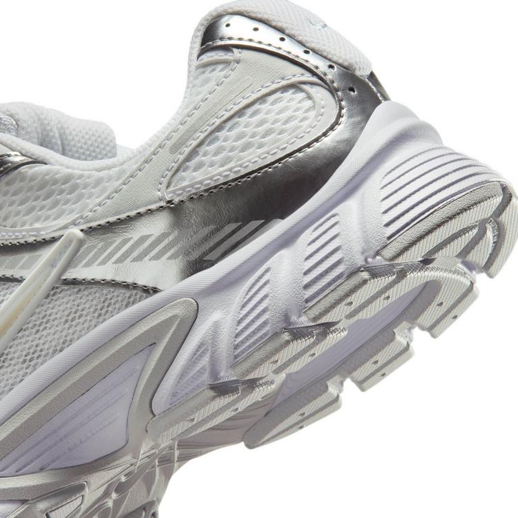 Nike Nike V5 RNR Sneaker Damen - white-metallic silver-mtlc platinum - 5 | SportScheck