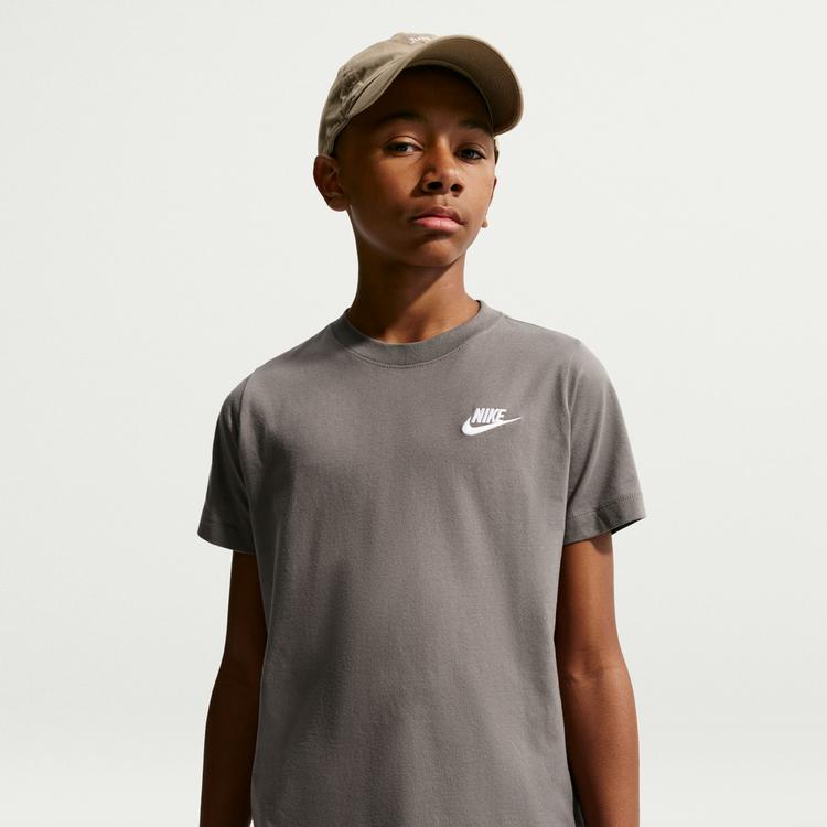 Nike Nike NSW FUTURA T-Shirt Kinder - cave stone - 2 | SportScheck