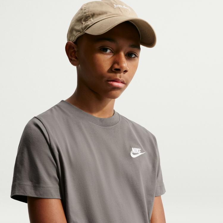 Nike Nike NSW FUTURA T-Shirt Kinder - cave stone - 4 | SportScheck