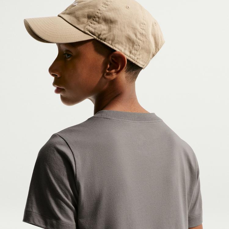 Nike Nike NSW FUTURA T-Shirt Kinder - cave stone - 3 | SportScheck