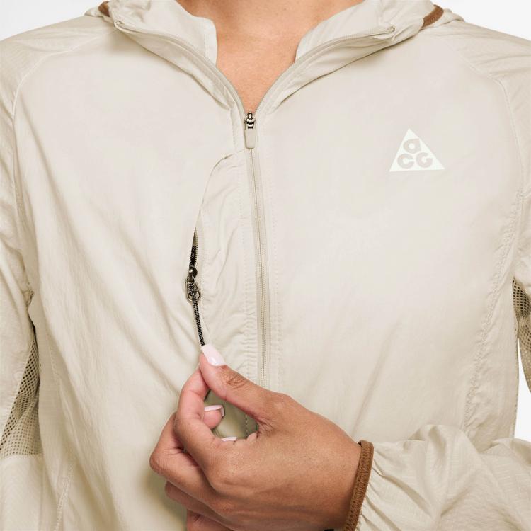 Nike Nike ACG UV AIREEZ Laufjacke Damen - lt orewood brn-summit white - 2 | SportScheck