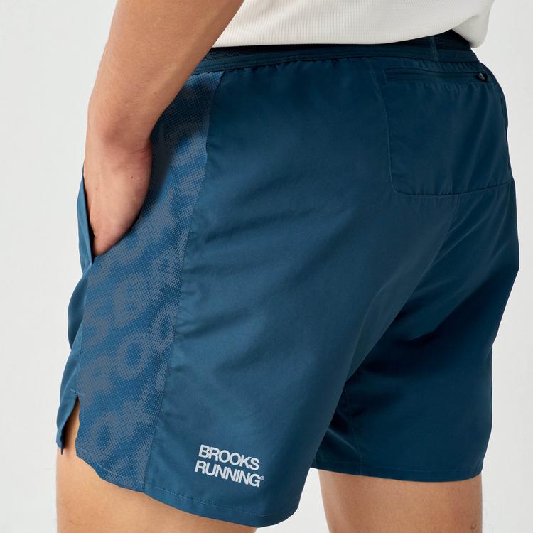 Brooks Brooks Dash Laufshorts Herren - reflective wordmark indigo - 2 | SportScheck