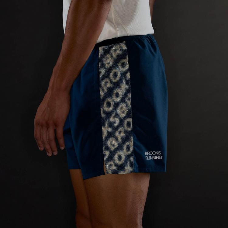 Brooks Brooks Dash Laufshorts Herren - reflective wordmark indigo - 4 | SportScheck