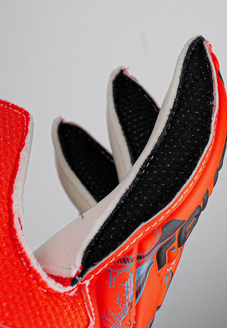 Reusch Reusch Attrakt Solid Torwarthandschuhe - 3334 bright red/future blue - 3 | SportScheck