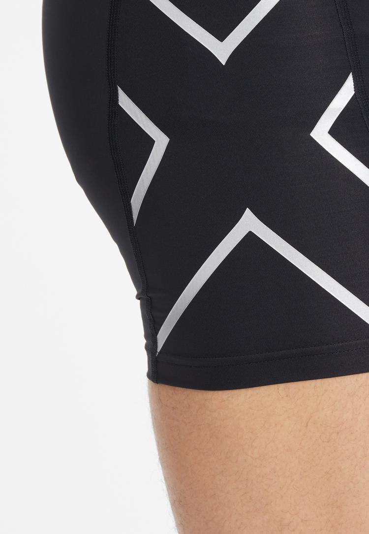 2XU 2XU Core Compression 1/2 Funktionsshorts Herren - black-silver - 1 | SportScheck