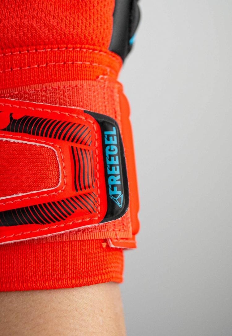 Reusch Reusch Attrakt Freegel Silver Junior Torwarthandschuhe - 3333  brig red/futr blu/blck - 3 | SportScheck