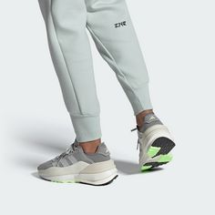 Rückansicht von adidas Avryn_X Schuh Sneaker Damen Grey Two / Grey One / Green Spark