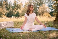 Rückansicht von YOGISTAR T-Shirt Damen weiß