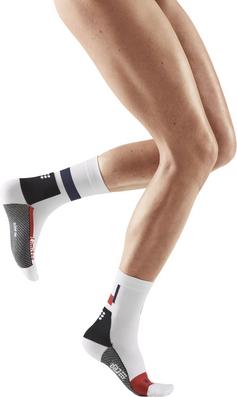 Rückansicht von CEP THE RUN LIMITED 2024.1 COMPRESSION SOCKS Laufsocken Damen white