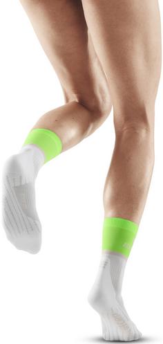 Rückansicht von CEP THE RUN COMPRESSION SOCKS MID CUT Laufsocken Damen green/white