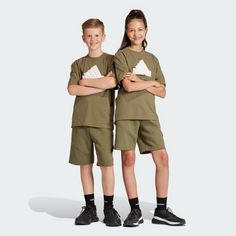 Rückansicht von adidas Future Icons Logo 8-Inch Shorts Funktionsshorts Kinder Olive Strata / Black