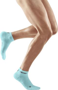 Rückansicht von CEP ULTRALIGHT COMPRESSION SOCKS LOW CUT Laufsocken Herren light blue