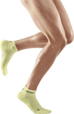 Rückansicht von CEP ULTRALIGHT COMPRESSION SOCKS LOW CUT Laufsocken Herren lime