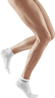 Rückansicht von CEP ULTRALIGHT COMPRESSION SOCKS LOW CUT Laufsocken Damen white