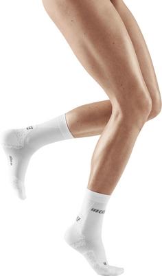 Rückansicht von CEP ULTRALIGHT COMPRESSION SOCKS MID CUT Laufsocken Damen white