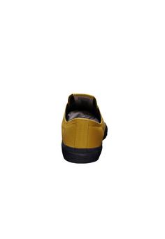 Rückansicht von ethletic Black Cap Lo Cut Sneaker Mustard Yellow P | Jet Black