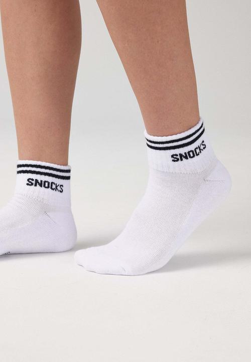Rückansicht von Snocks Retro Sneaker Socken aus Bio-Baumwolle Sportsocken Schwarz-Weiß (Streifen)