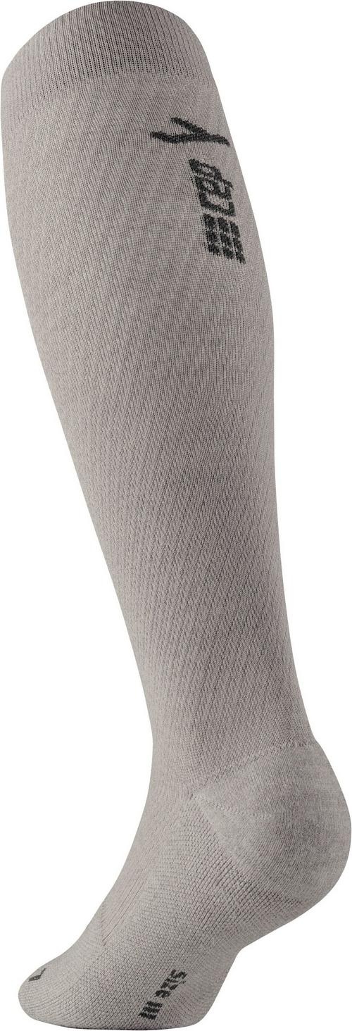 Rückansicht von CEP KNEE HIGH FLIGHT KOMPRESSION Laufsocken Damen light grey