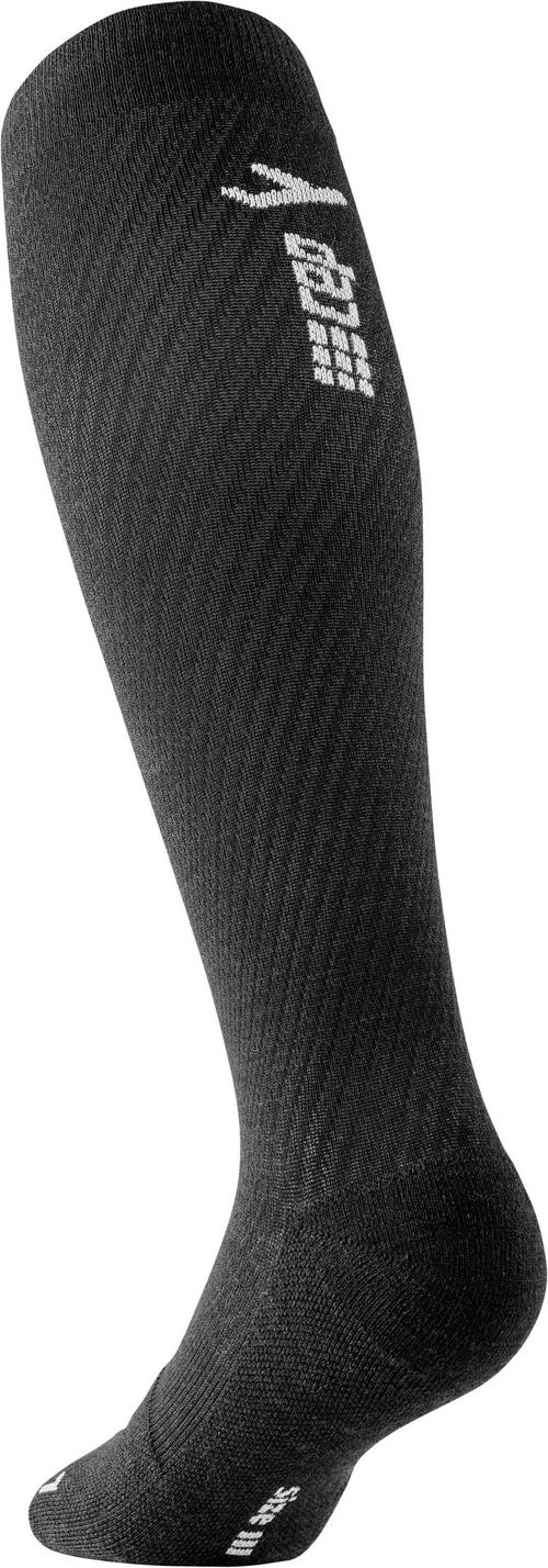 Rückansicht von CEP KNEE HIGH FLIGHT KOMPRESSION Laufsocken Herren light grey