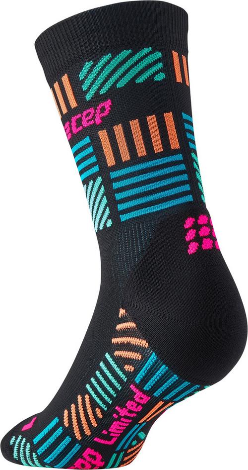 Rückansicht von CEP MID CUT THE RUN LIMITED KOMPRESSION Laufsocken Damen black/neon pink