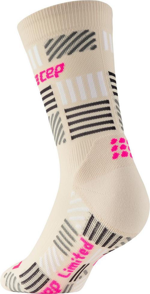 Rückansicht von CEP MID CUT THE RUN LIMITED KOMPRESSION Laufsocken Damen cream/neon pink