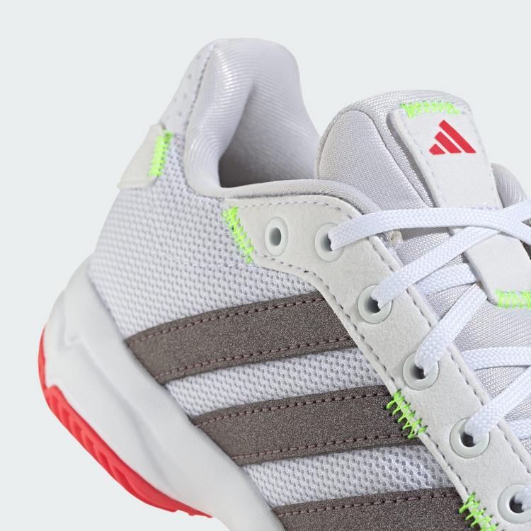 adidas adidas Stabil Indoor Kids Schuh Hallenschuhe Kinder - Cloud White / Aurora Met. / Semi Lucid Red - 7 | SportScheck