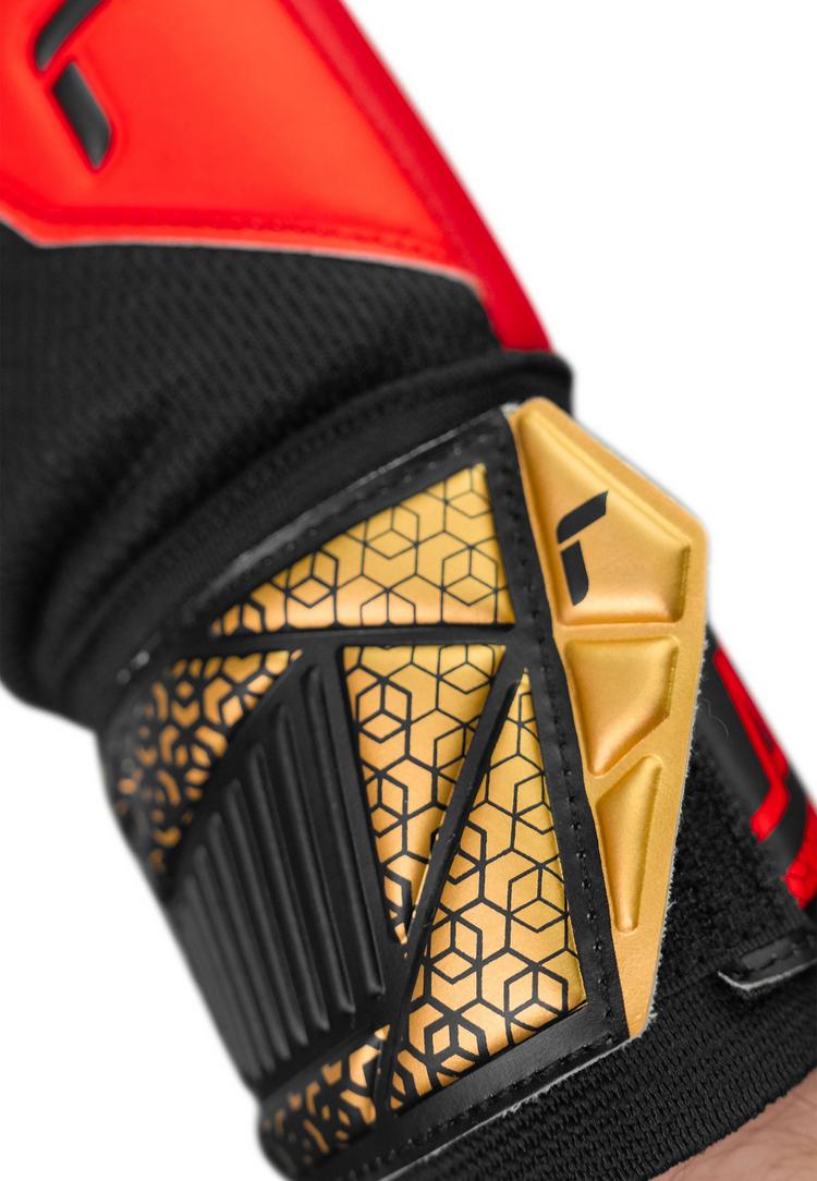 Reusch Reusch Attrakt Silver Torwarthandschuhe - 7075 blck/gold/firy red - 3 | SportScheck
