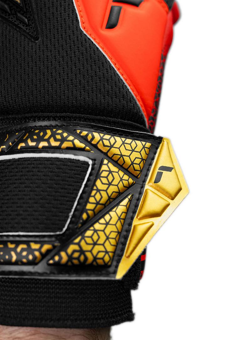 Reusch Reusch Attrakt Freegel Silver Junior Torwarthandschuhe - 7075 blck/gold/firy red - 5 | SportScheck