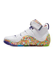 Rückansicht von Nike LeBron 4 Retro Fruity Pebbles F100 Weiß Hallenschuhe Herren weiss