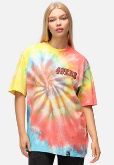 Rückansicht von Re:Covered NFL 49ers Helmet Printshirt Herren Rainbow Tie Dye