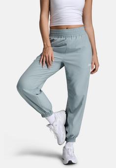 Rückansicht von 2XU Aero Hi-Rise Woven Jogger Trainingshose Damen smoke blue-white reflective