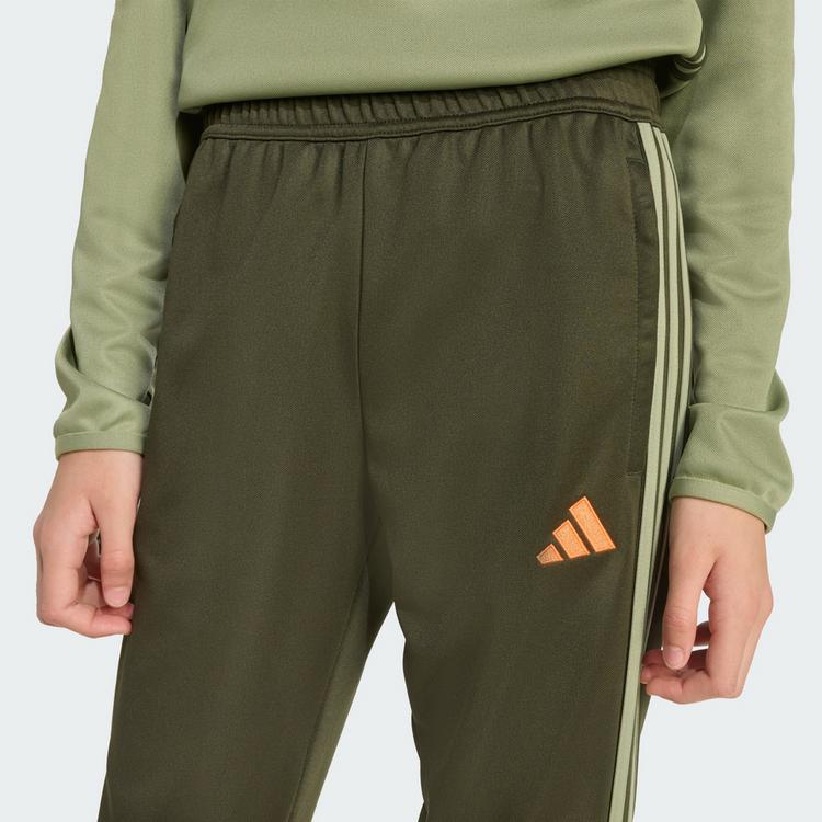 adidas adidas Tiro 25 Essentials Kids Trainingshose Trainingshose Kinder - Night Cargo / Tent Green / Impact Orange - 0 | SportScheck