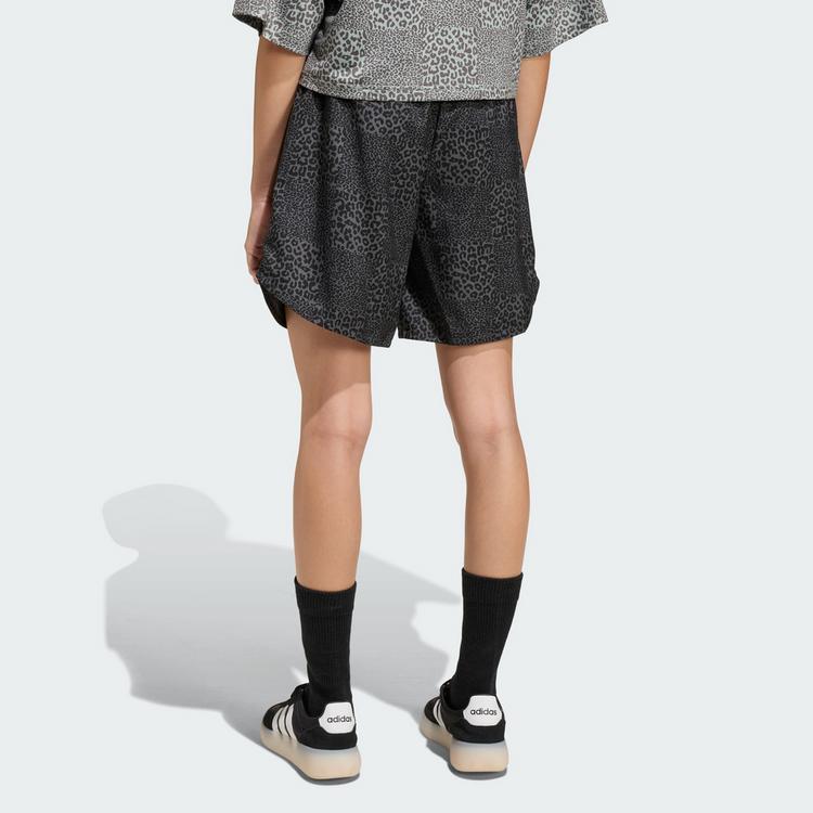 adidas adidas FUTURE ICONS ALLOVER PRINTED Shorts. Funktionsshorts Kinder - Black / Grey Six / Grey Four - 1 | SportScheck