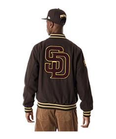 Rückansicht von New Era MLB San Diego Padres Varsity Jacke Sweatjacke Herren braun