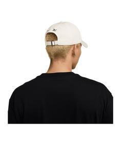 Rückansicht von Nike Everyone Watches Womens Sports Cap Beige Beanie Herren beige