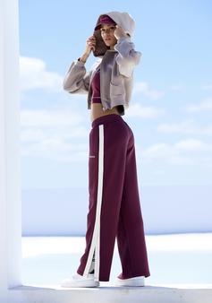 Rückansicht von Copenhagen Studios Relaxhose Sweathose Damen weinrot