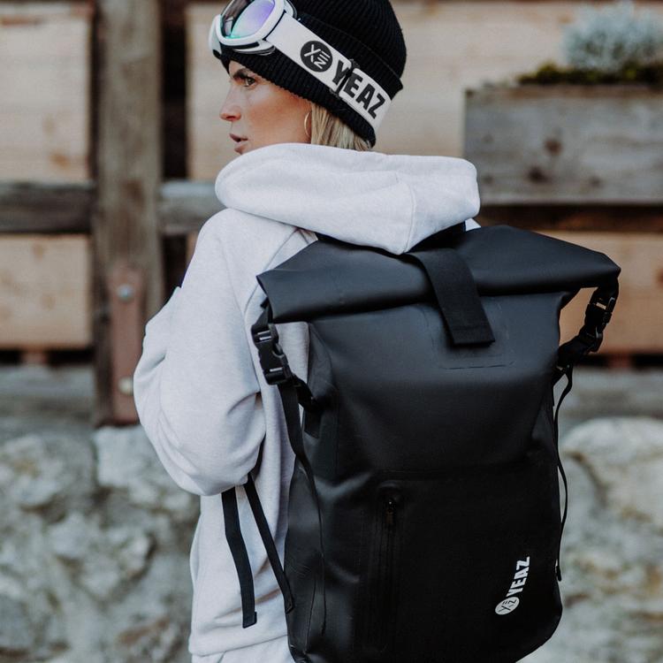 YEAZ YEAZ Wasserfester Rucksack wei&szlig;es Logo Packsack - Eclipse Black - 3 | SportScheck