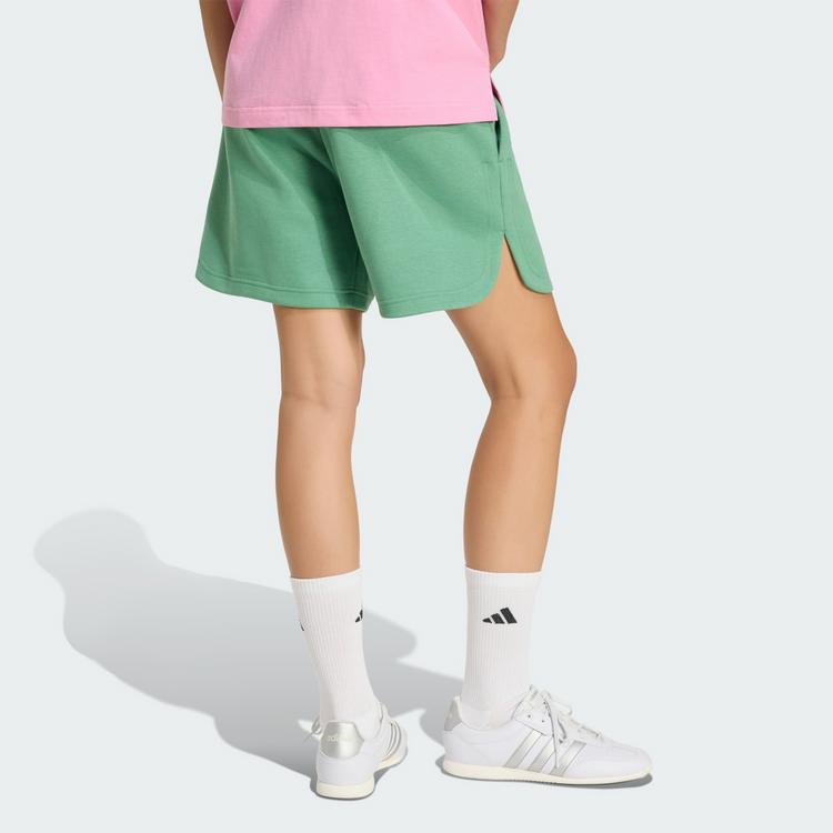 adidas adidas 3-Streifen Studio Fleece Shorts, locker Funktionsshorts Damen - Preloved Green - 1 | SportScheck