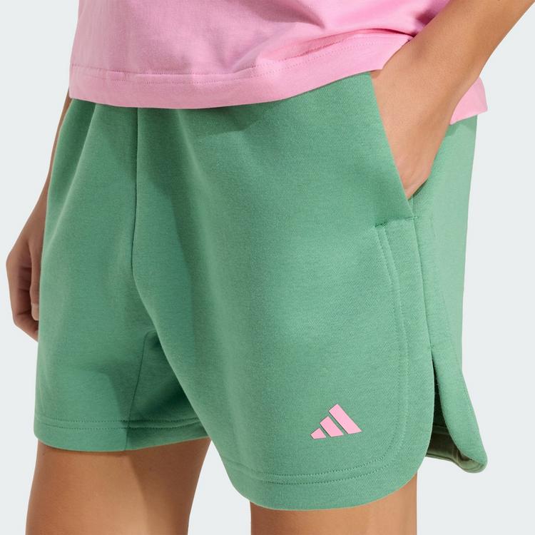 adidas adidas 3-Streifen Studio Fleece Shorts, locker Funktionsshorts Damen - Preloved Green - 1 | SportScheck