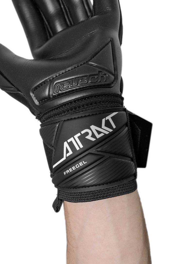 Reusch Reusch Attrakt Infinity Torwarthandschuhe - 7700 black - 5 | SportScheck