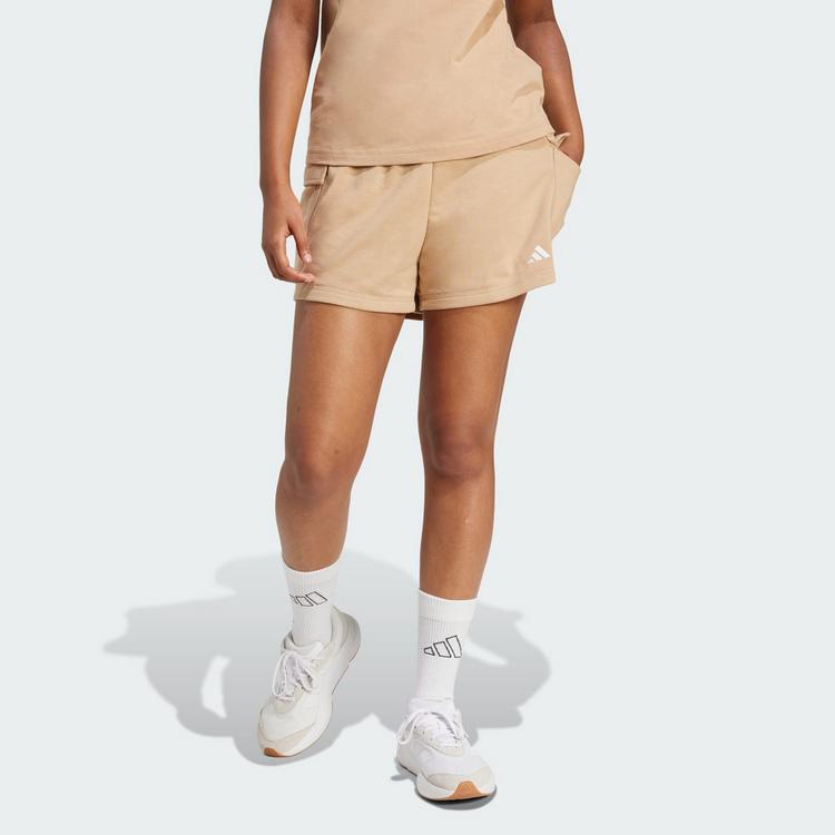 adidas adidas Essentials Small Logo French Terry Funktionsshorts Damen - Warm Sandstone / White - 0 | SportScheck