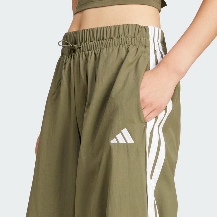 adidas adidas Essentials 3-Streifen Lifestyle Woven Trainingshose Damen - Olive Strata / White - 0 | SportScheck
