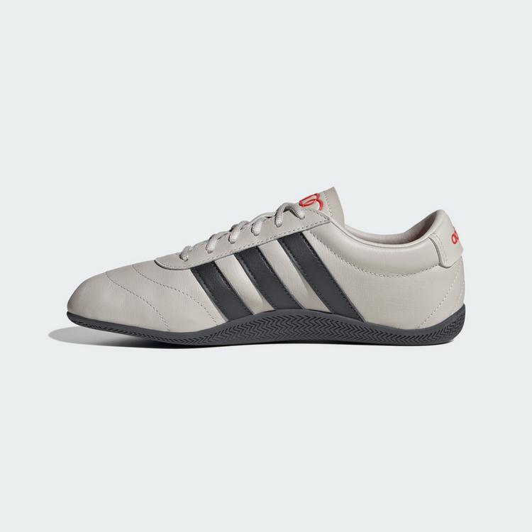 adidas adidas GRAND COURT LO AUDI REVOLUT F1 TEAM Fahrradschuhe Damen - Chalk Pearl / Utility Black / Hi-Res Red - 5 | SportScheck