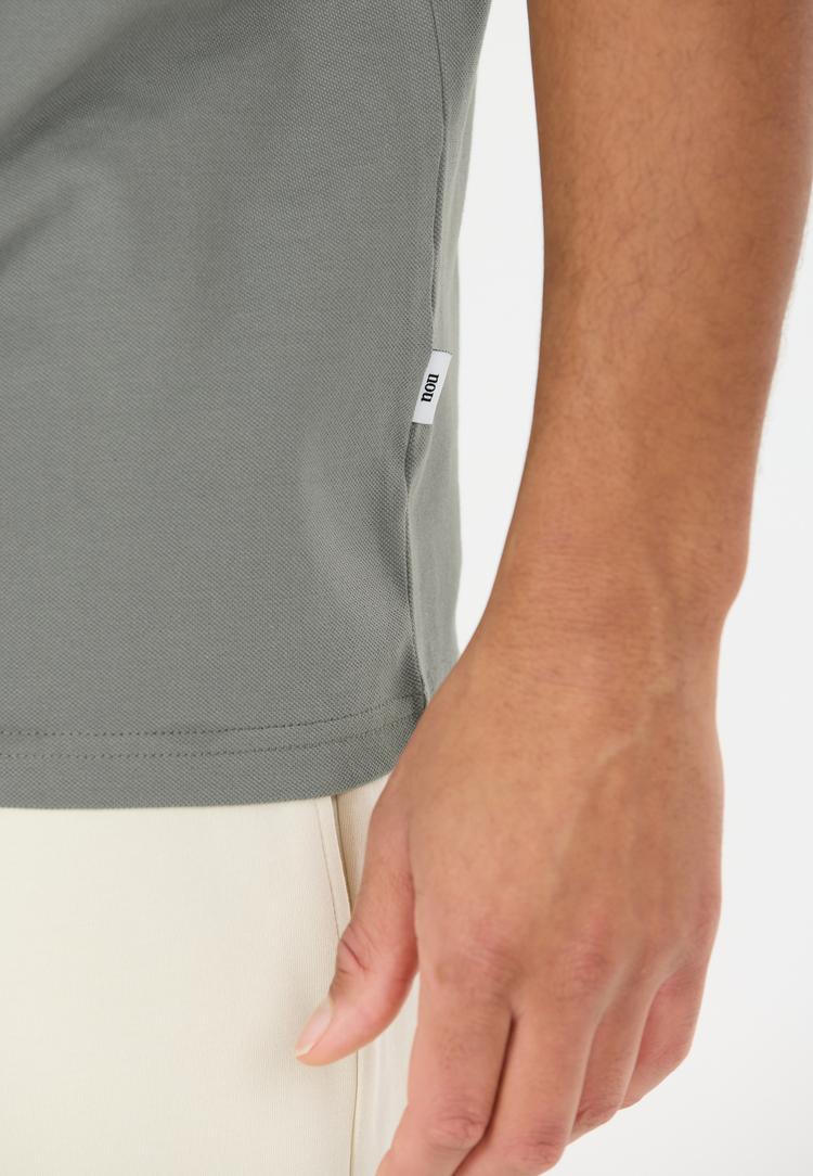 NOU NOU Harrold V2 Poloshirt Herren - 3219 Sedona Sage - 1 | SportScheck