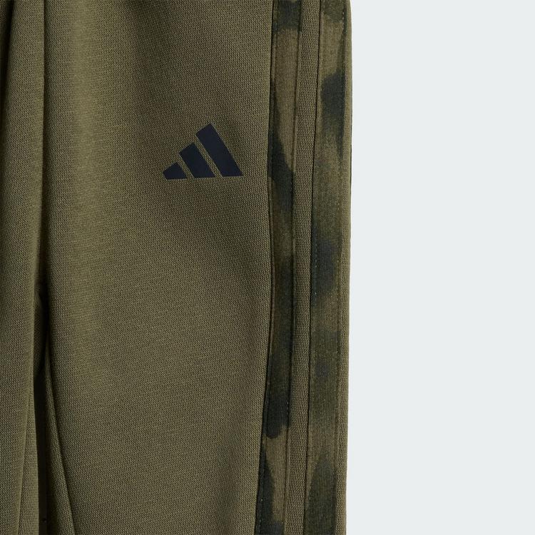 adidas adidas Seasonal Essentials Camo Kids Trainingsanzug Kinder - Olive Strata / Jungle Ink - 2 | SportScheck