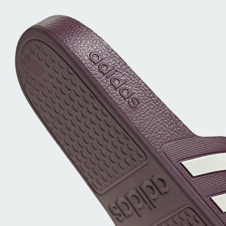 adidas adidas Aqua adilette Badelatschen - Maroon / Off White / Off White - 6 | SportScheck
