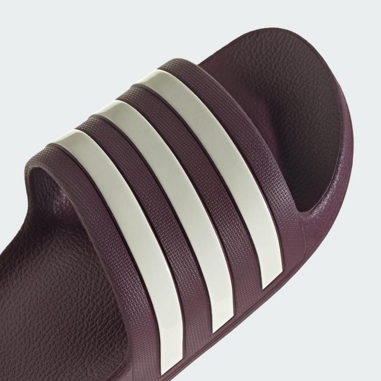 adidas adidas Aqua adilette Badelatschen - Maroon / Off White / Off White - 7 | SportScheck