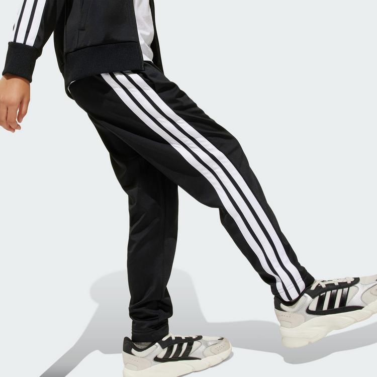adidas adidas Seasonal Essentials Tiberio 3-Streifen Trainingsanzug Kinder - Black / White / Pure Ruby - 1 | SportScheck
